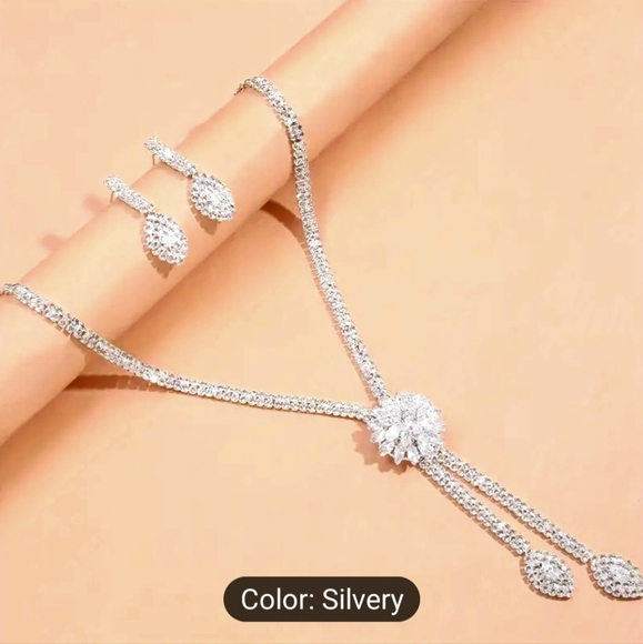 Bridal jewelry three piece set, elegant CZ floral design, luxurious wedding neck - Picture 10 of 13